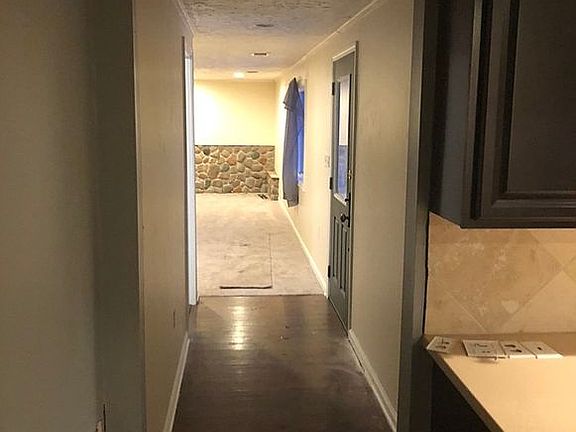3rd image of 1565 Evergreen Dr