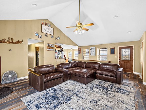 2nd image of 811 Hilltop Dr