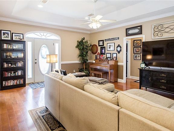 5th image of 851 Carriage Ln