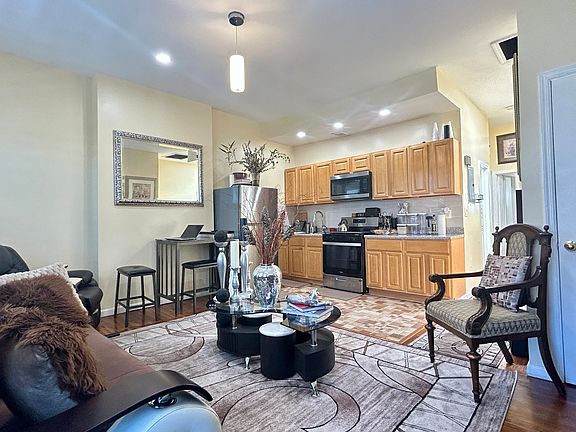 3rd image of 844 Hancock St Floor 2