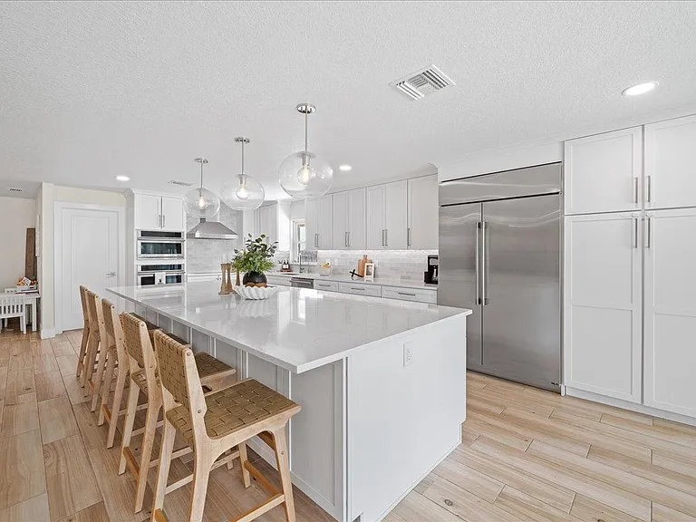 555 Norwood Ct — Photo 4
