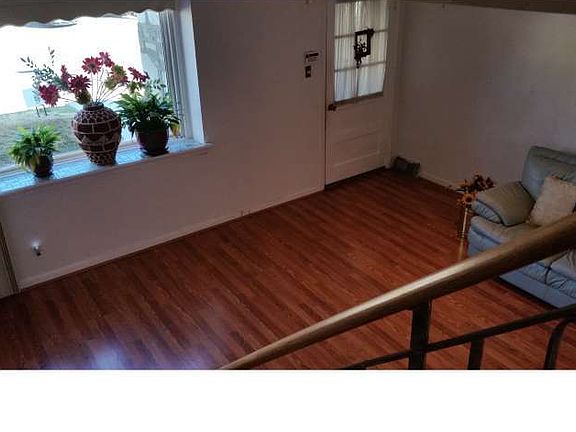 3rd image of 170 E Fariston Dr