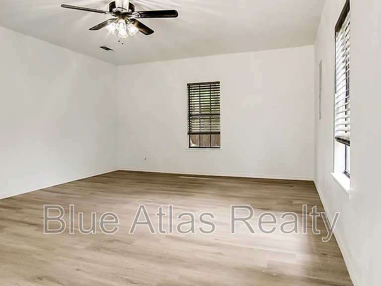 1329 E Windsor Dr — Photo 14
