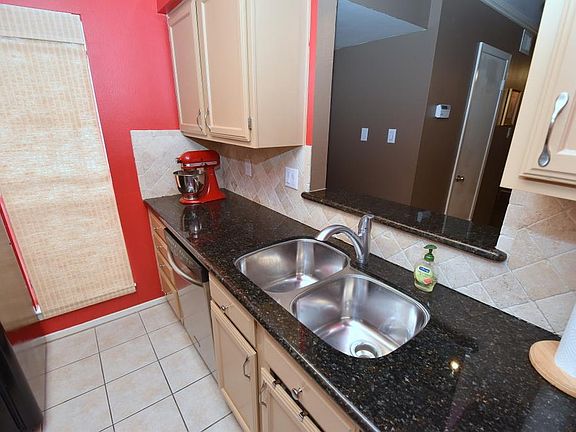 4th image of 1300 Fairview Ave #1