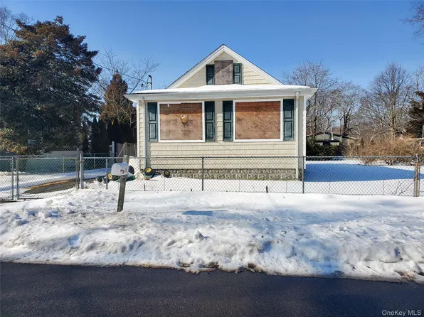 30 Franklin Avenue, Mastic, NY 11950