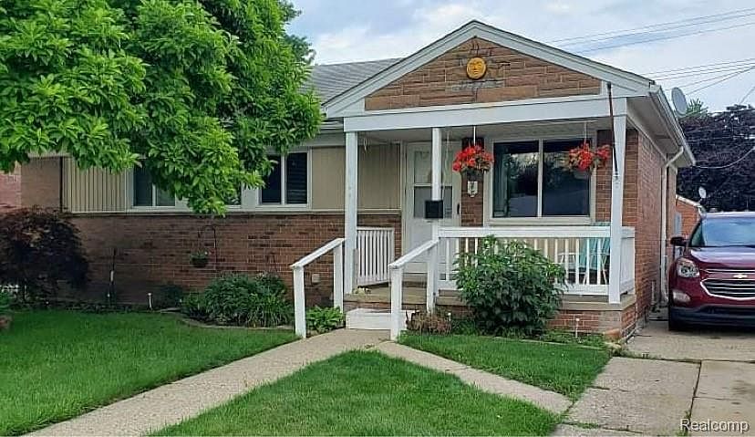 1st image of 28048 Groveland St #1