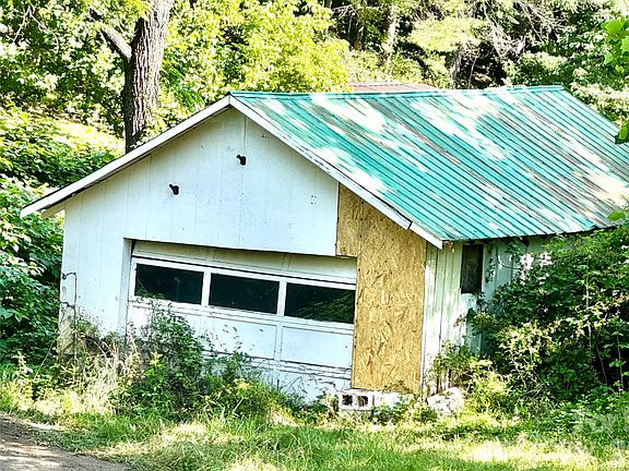 2nd image of 8 White Oak Dr
