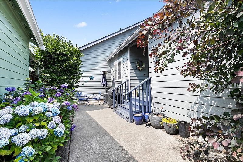 3rd image of 5531 Devonshire Street SE