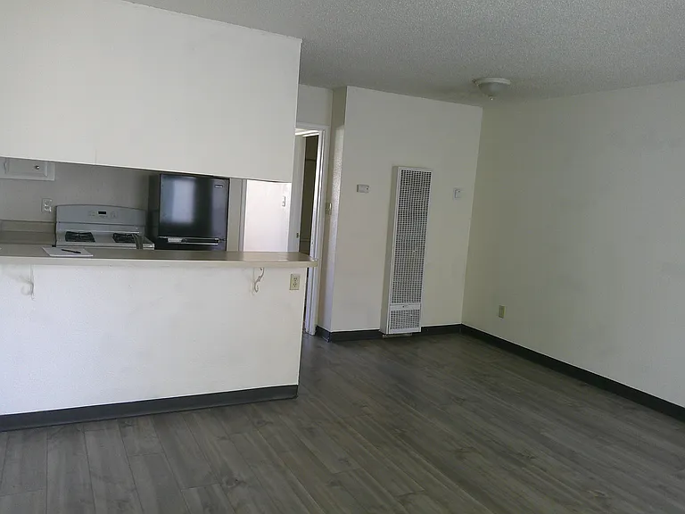 322 W Oak St #F — Photo 4