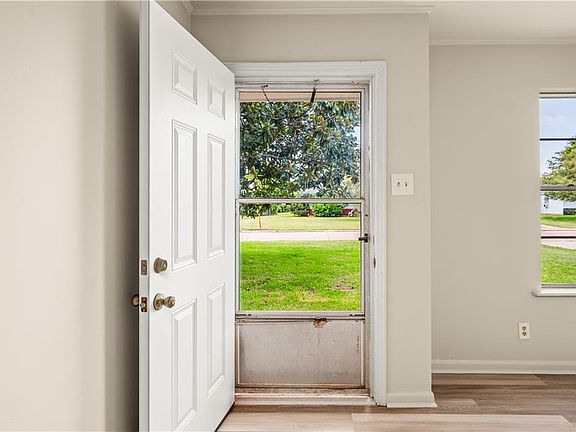 4th image of 5021 Sarah St
