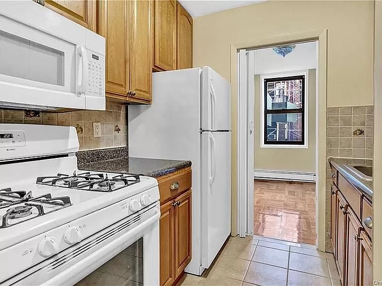 1st image of 3270 Waterbury Ave Floor 3