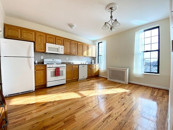 2nd image of 2057 Steinway St APT 3