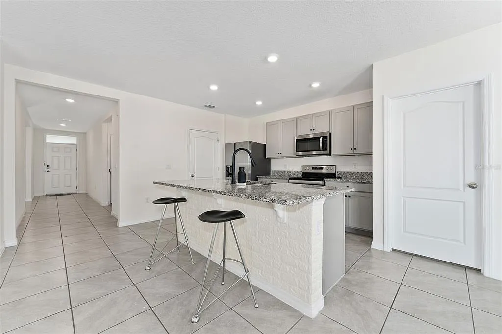 3 bed, 2.0 bath, 1701 sqft, $2,600 — Photo 4