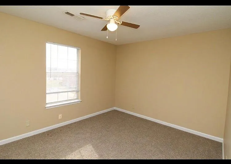 2447 Caroline Dr — Photo 2