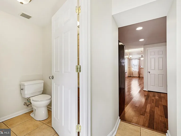 49 E Heath St — Photo 23