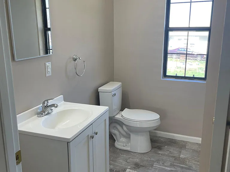 1400 S Northern Blvd — Photo 16
