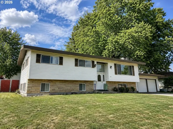 1801 E Laurel Dr, Newberg, OR 97132