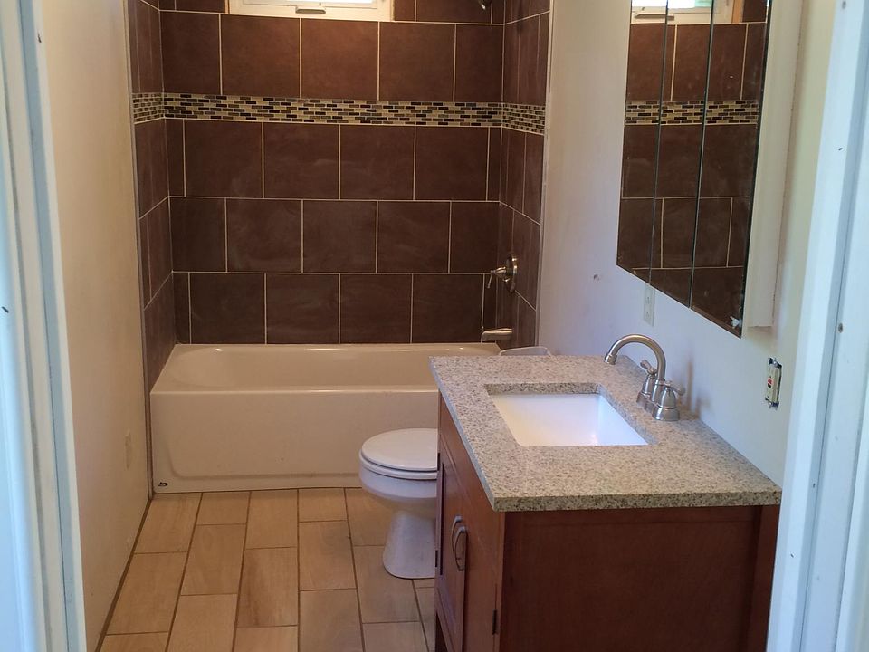 1st floor Full bathroom