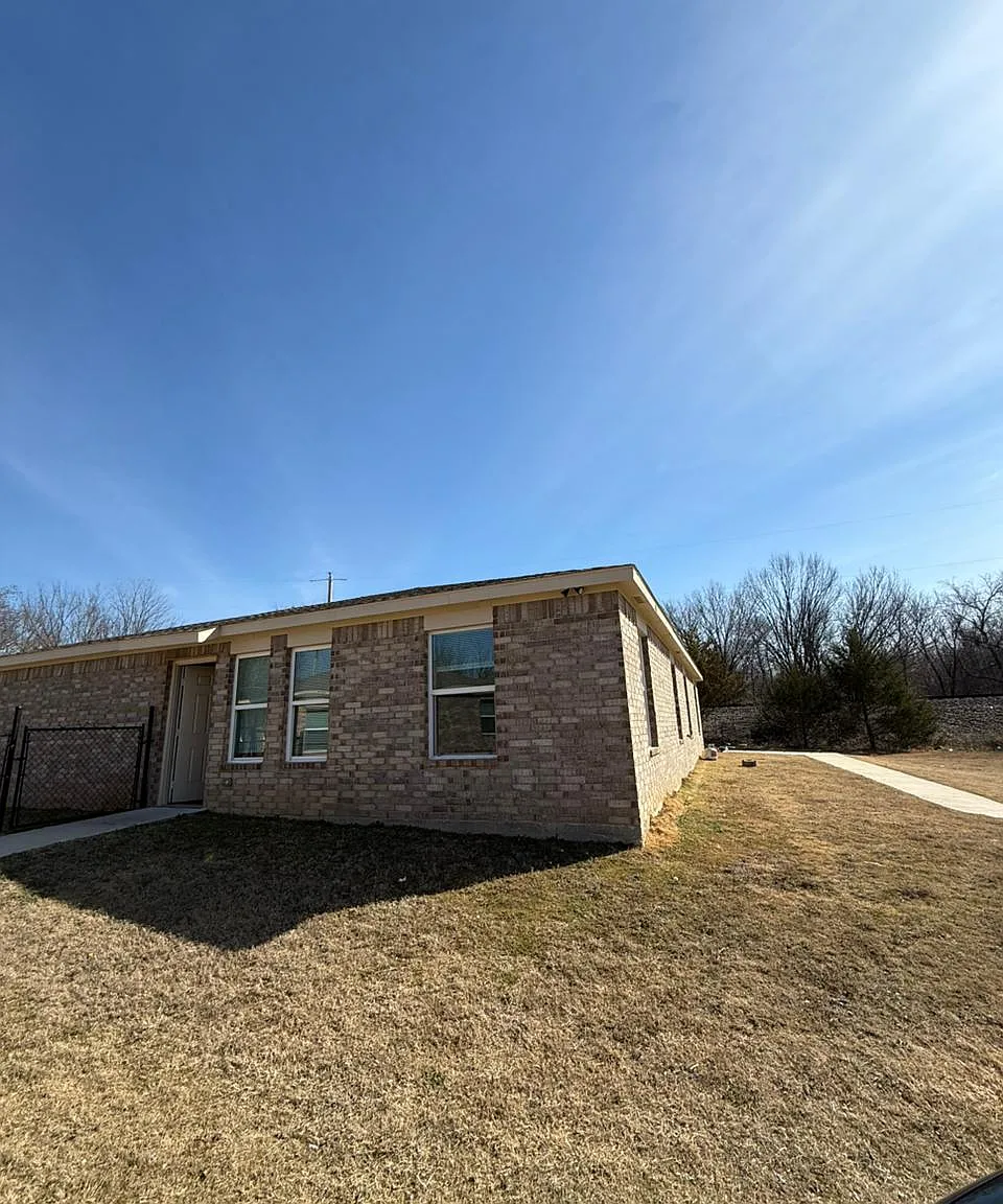3 bed, $1,250 — Photo 1