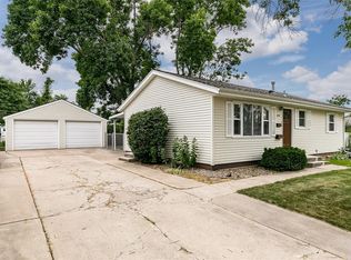1093 Eisenhower Rd, Hiawatha, IA 52233