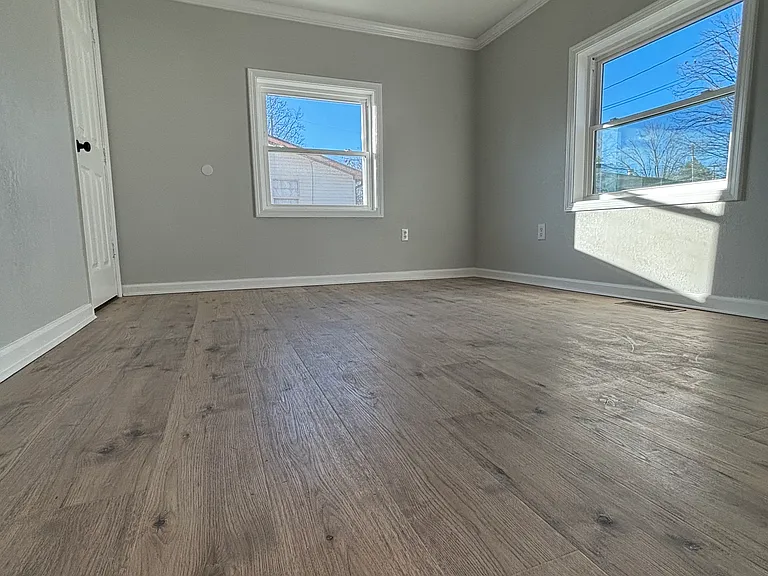 204 W England Ave — Photo 9