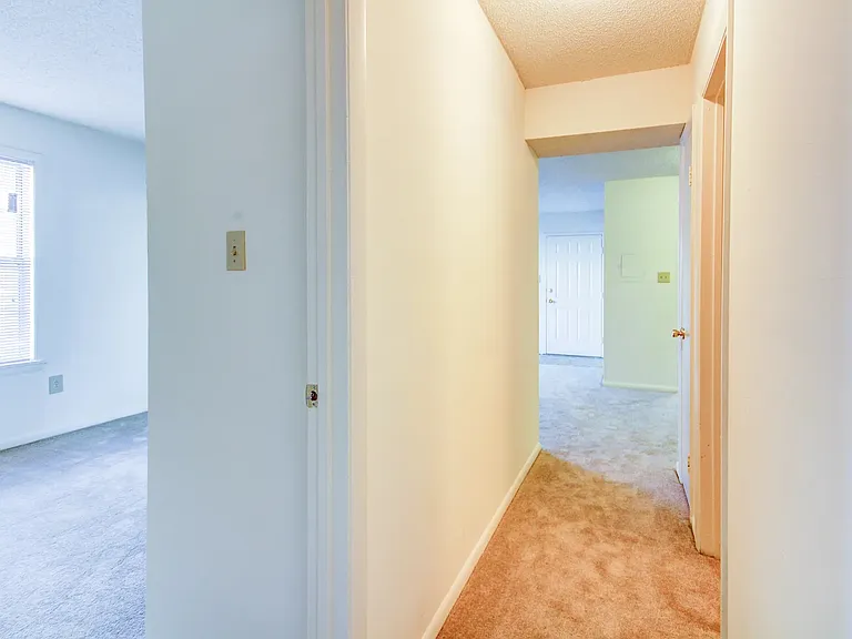 Berkshire Apartments — Photo 17