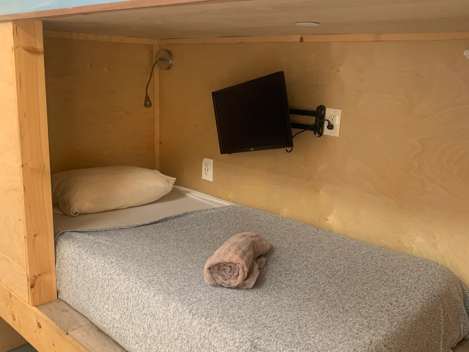 12 bed, 3000 sqft, $1,000 — Photo 2