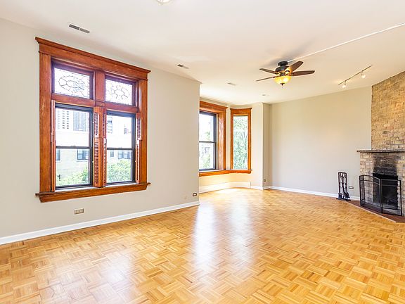 3rd image of 4008 N Clarendon Ave #3