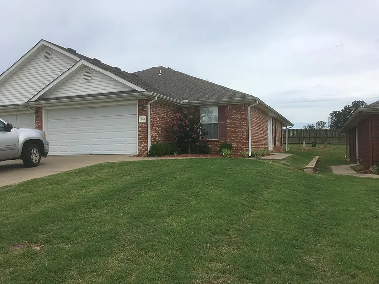 904 Trenton Dr — Photo 1