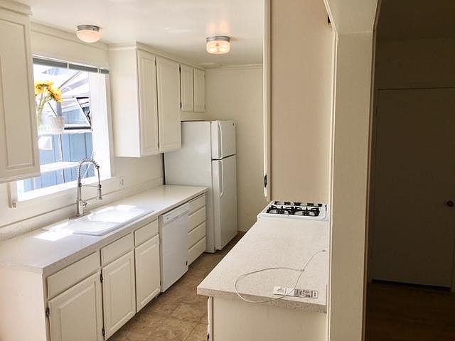 Light and Bright Kitchen with Quartz Countertops 