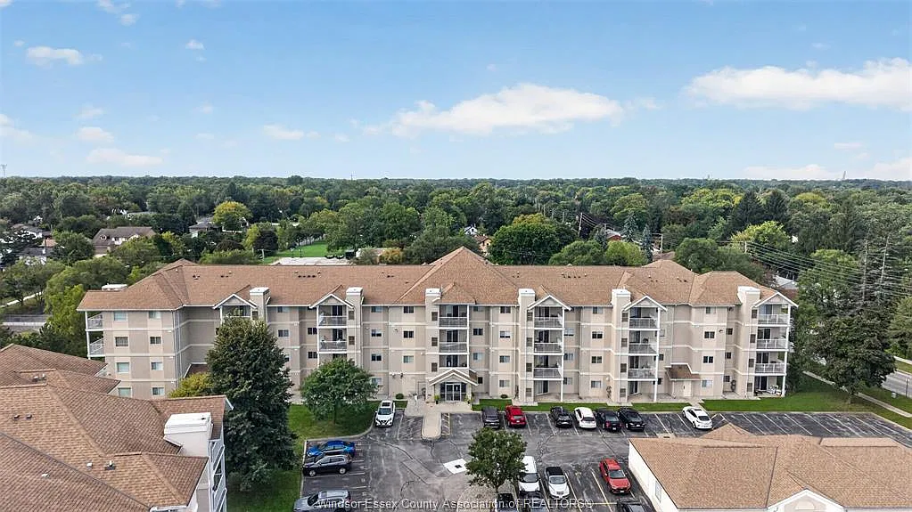 Yorktown Condominiums — Photo 1