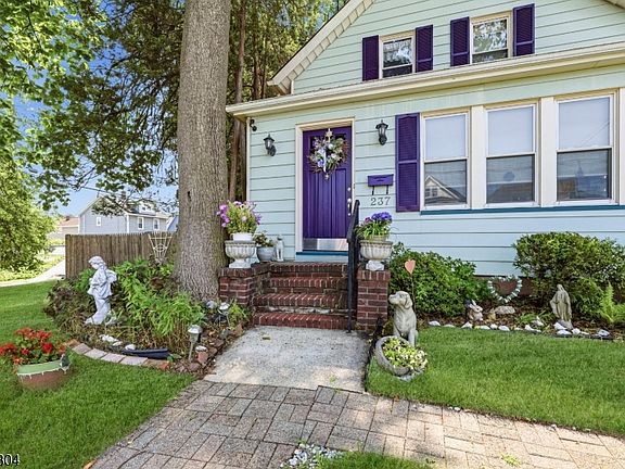 5th image of 237 Broughton Ave