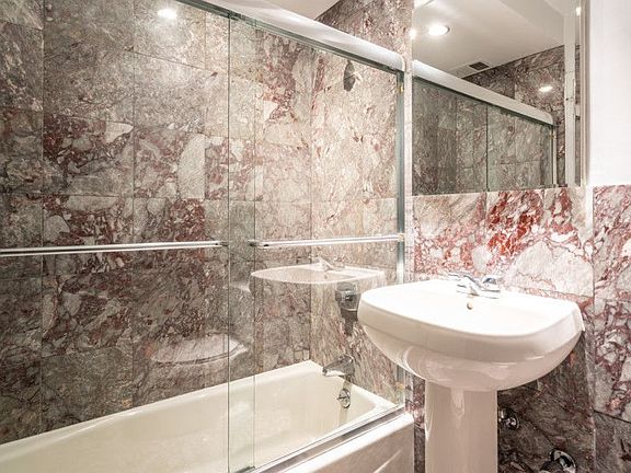 3rd image of 330 W 58th St APT 8N