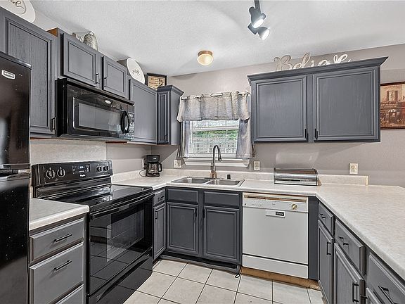 5th image of 20752 Hillcrest Dr