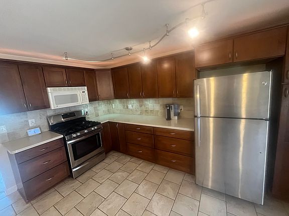 5th image of 831 S Alexander St