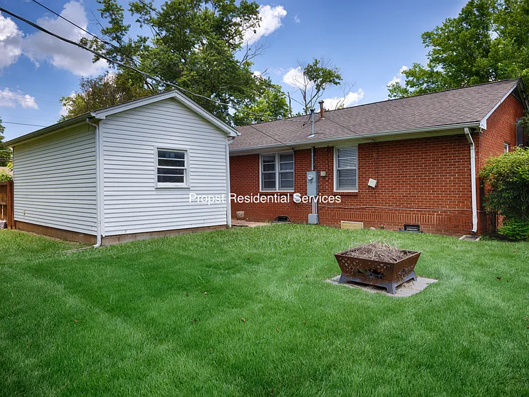 823 Stanhope Dr NE — Photo 3