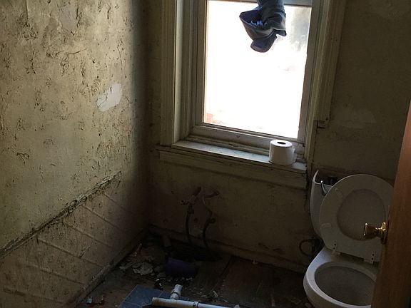 5th image of 940 N Saint Bernard St
