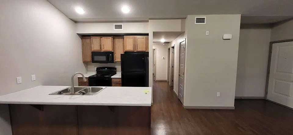 2 bed, 1.0 bath, 912 sqft, $1,365 — Photo 2