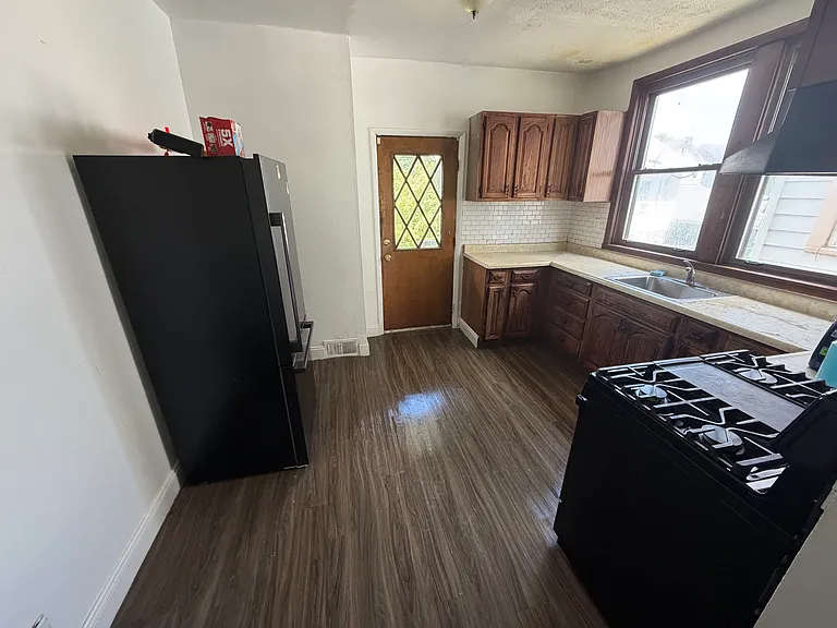 1228 Irwin St — Photo 11