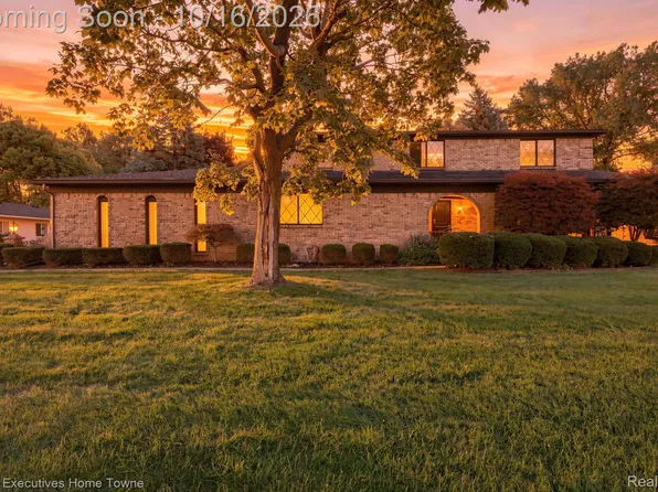 38670 Santa Barbara St, Clinton Township, MI 48036