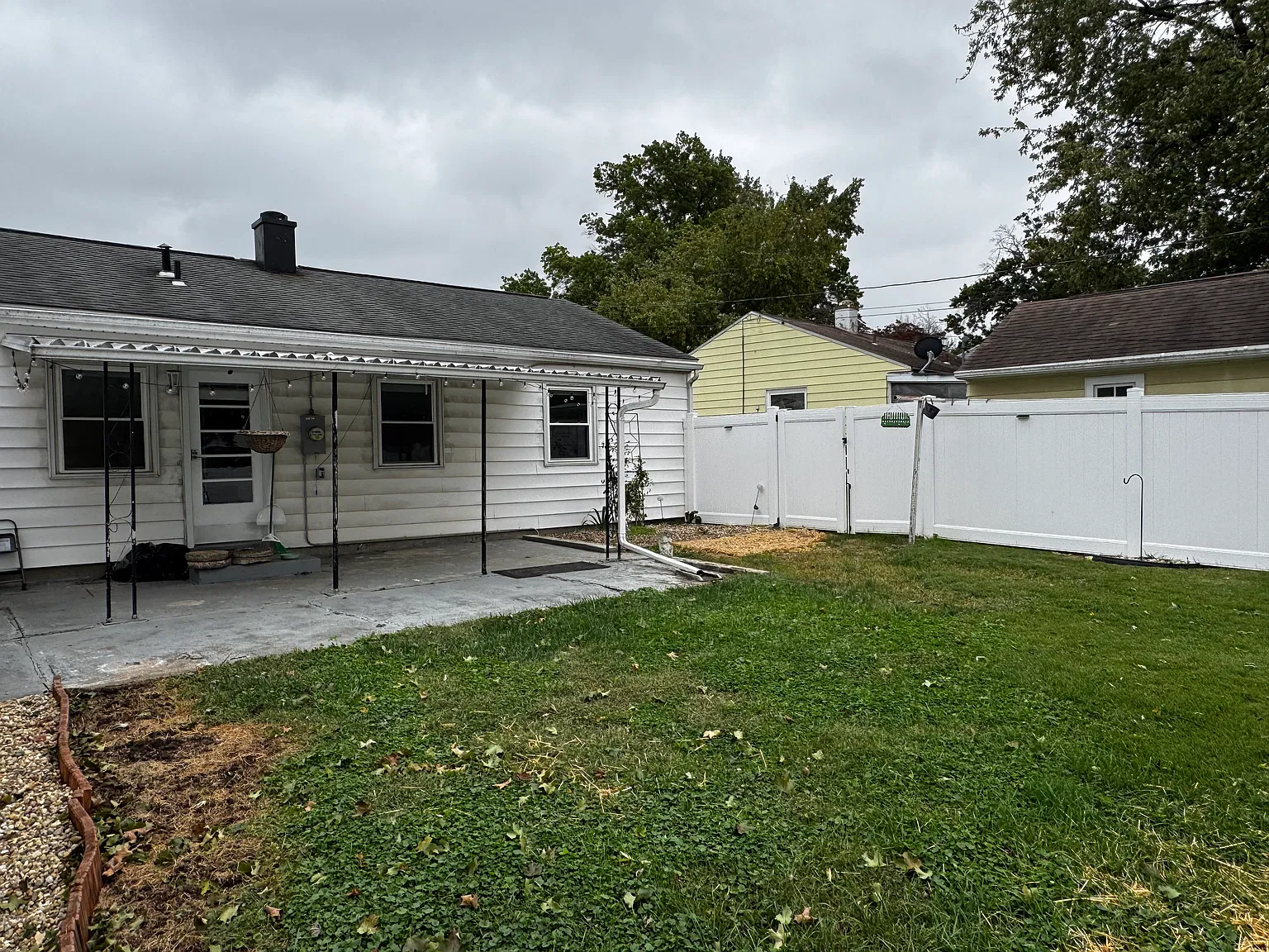 3 bed, 1000 sqft, $1,300 — Photo 2