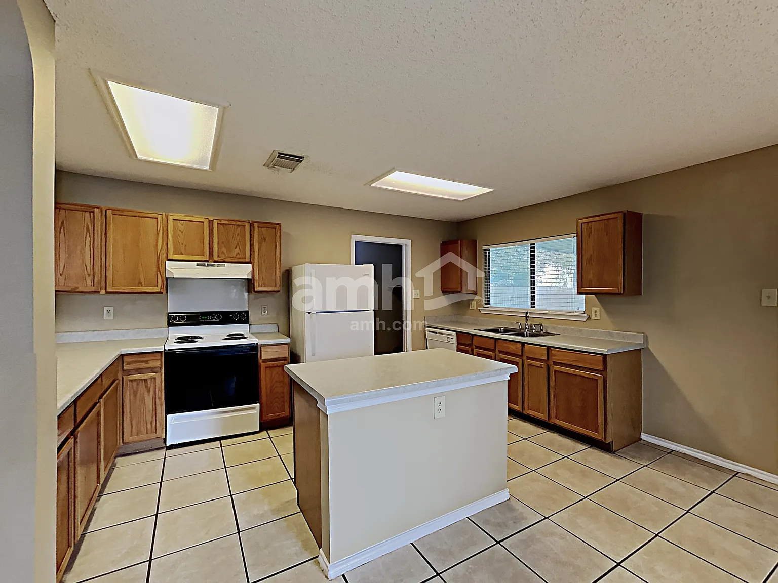 3 bed, 2.0 bath, 1520 sqft, $1,720 — Photo 3