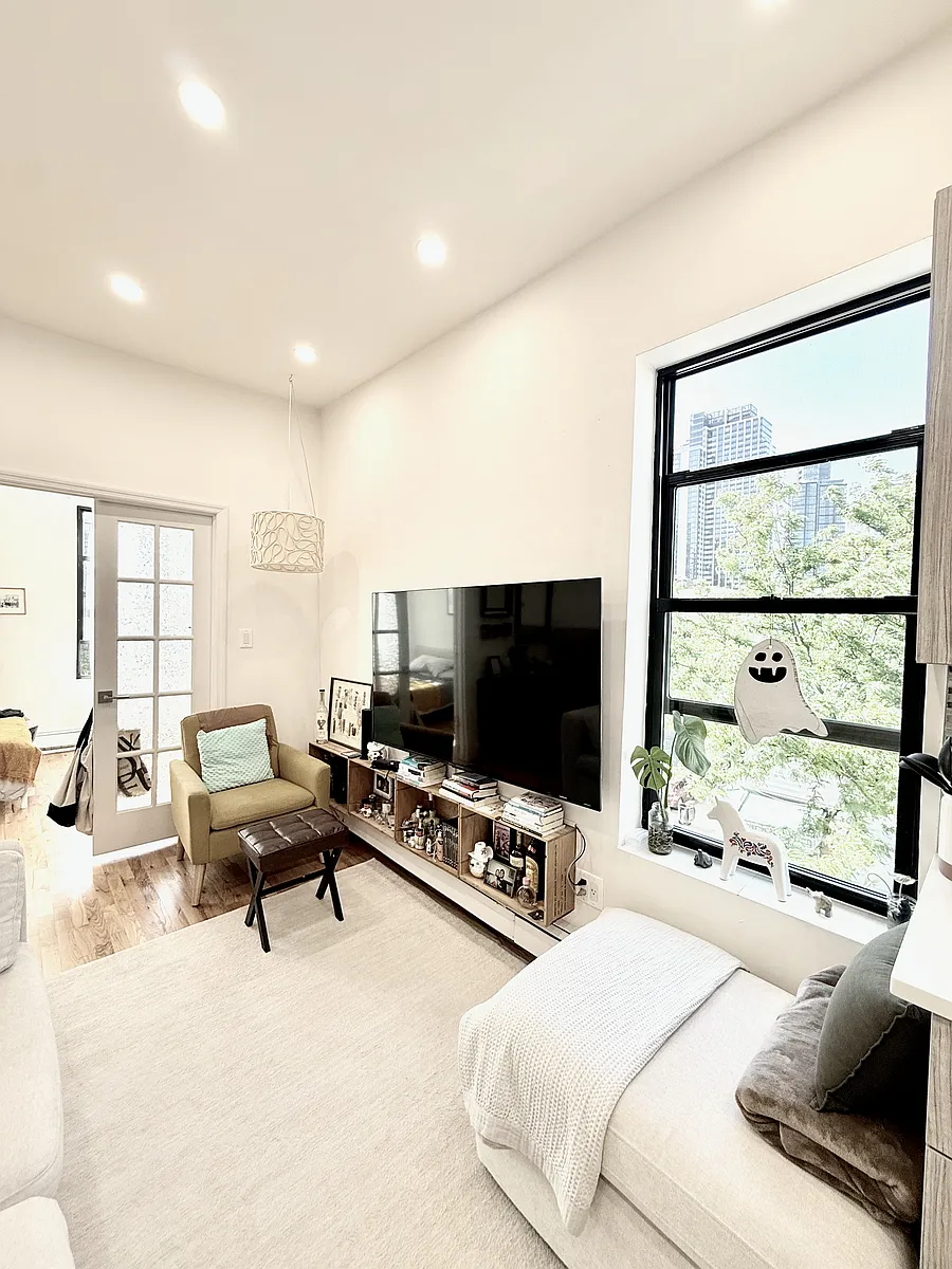 Building Photo - 208 Franklin St #3F