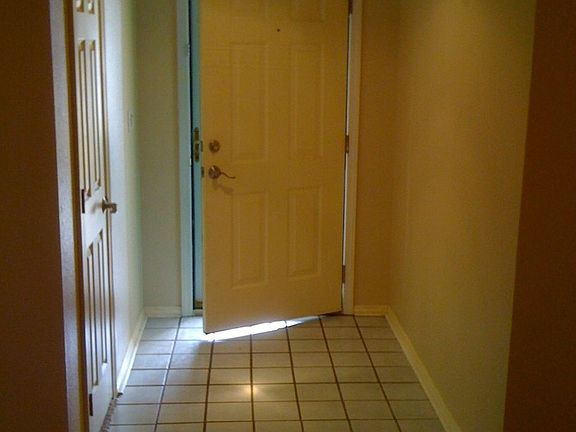 Foyer/entryway with ceramic tile