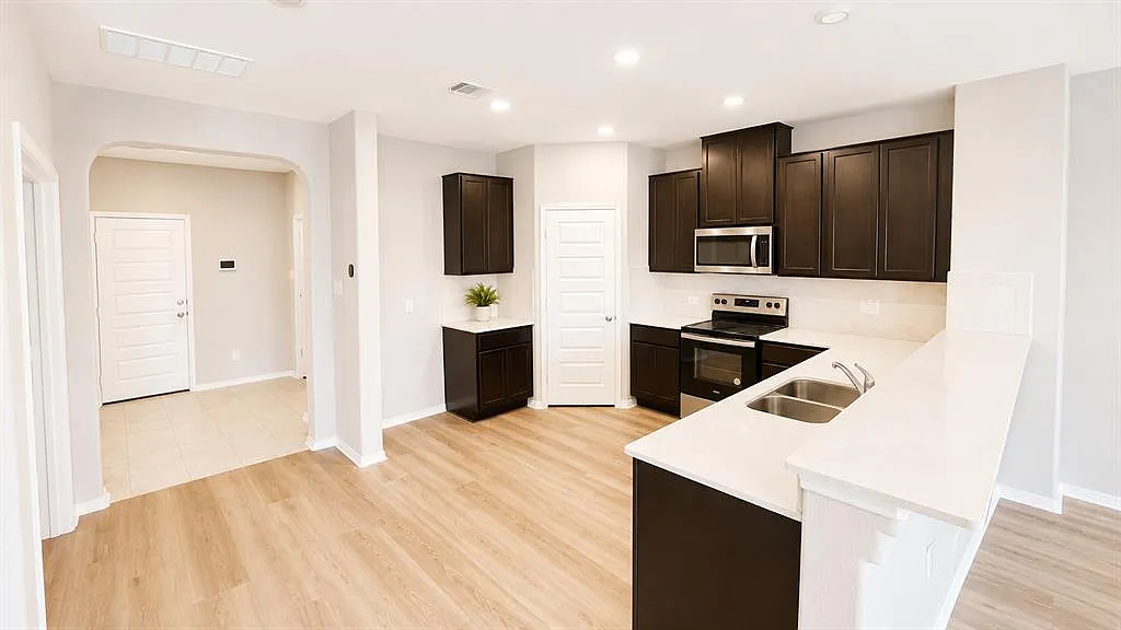 6 bed, 3.5 bath, 2460 sqft, $2,500 — Photo 2