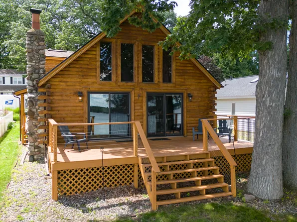 9715 Woodlawn Dr, Portage, MI 49002