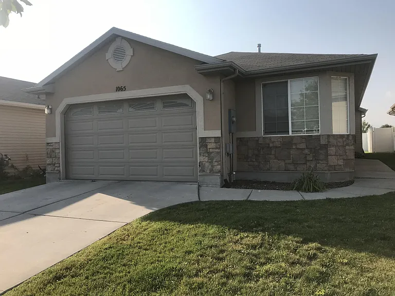 1065 W Haworth Dr — Photo 1
