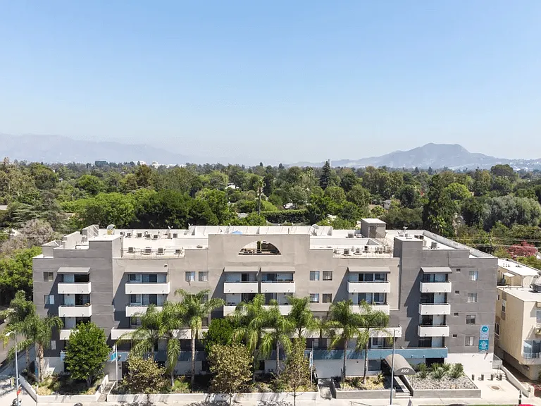 Vue at Laurel Canyon — Photo 21