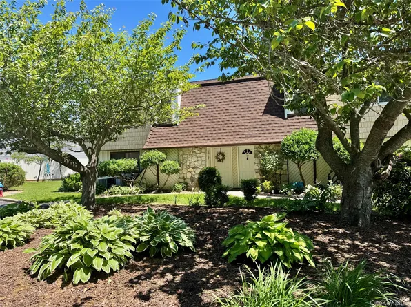 71 Pointe Circle S #71, Coram, NY 11727