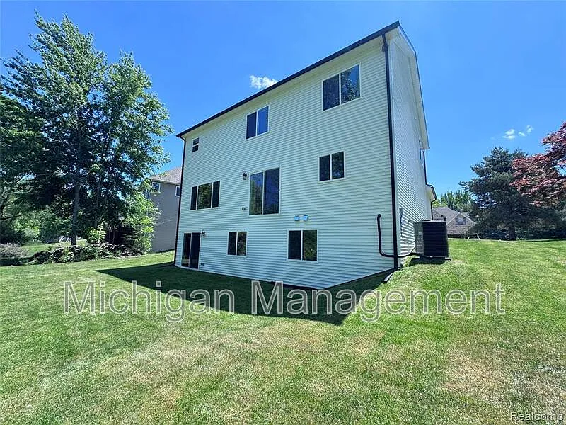 4 bed, 2.5 bath, 2467 sqft, $2,695 — Photo 2